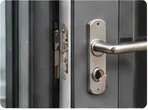 Veiligheidsbeslag en slot op een deur